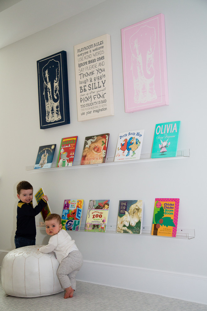 Foto di una cameretta per bambini da 4 a 10 anni minimalista di medie dimensioni con pareti bianche e moquette