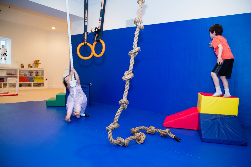 Esempio di una cameretta per bambini da 4 a 10 anni minimalista di medie dimensioni con pareti bianche e moquette