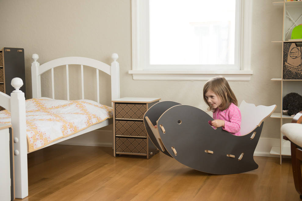 Imagen de dormitorio infantil de 4 a 10 años minimalista de tamaño medio con paredes blancas y suelo de madera en tonos medios