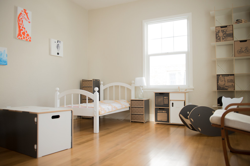 Идея дизайна: детская среднего размера в стиле модернизм с спальным местом, белыми стенами и светлым паркетным полом для ребенка от 4 до 10 лет, девочки