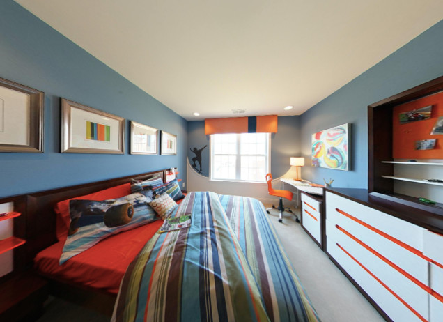 Modern inredning av ett barnrum kombinerat med sovrum, med blå väggar och heltäckningsmatta
