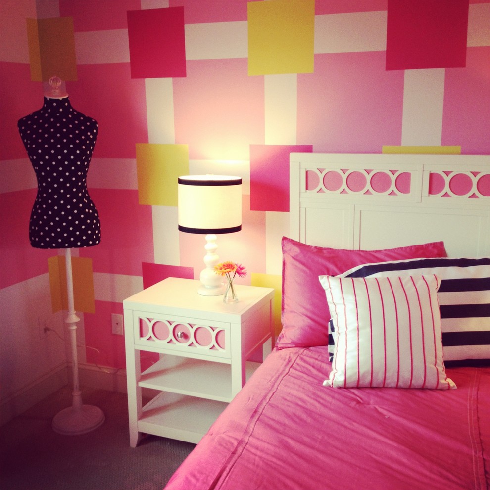На фото: детская среднего размера в стиле модернизм с розовыми стенами, спальным местом и ковровым покрытием для ребенка от 4 до 10 лет, девочки с