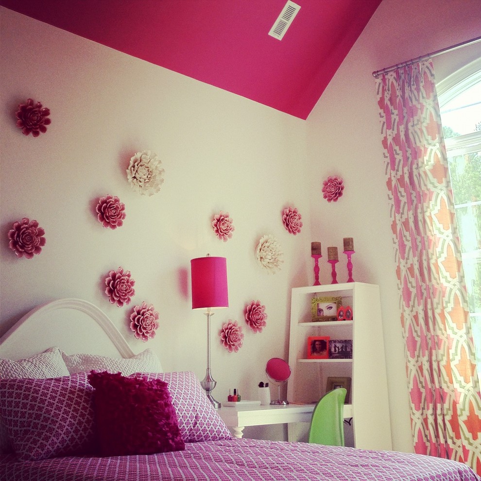 Aménagement d'une chambre d'enfant moderne avec un mur rose.