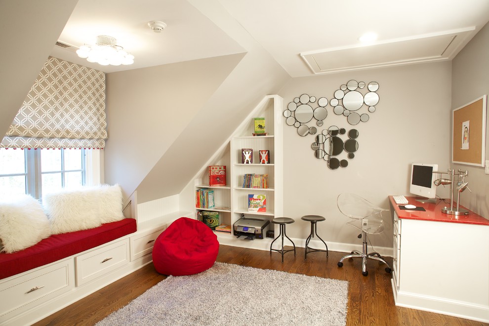 Aménagement d'une chambre d'enfant contemporaine de taille moyenne avec un bureau, un mur beige, un sol en bois brun et un sol marron.