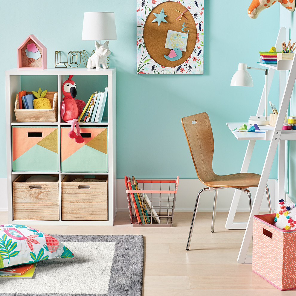 Idéer för mellanstora funkis flickrum kombinerat med skrivbord och för 4-10-åringar, med blå väggar, ljust trägolv och beiget golv