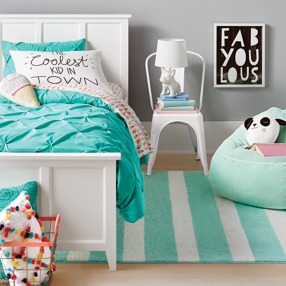 Esempio di una cameretta per bambini minimalista di medie dimensioni con pareti grigie, parquet chiaro e pavimento beige