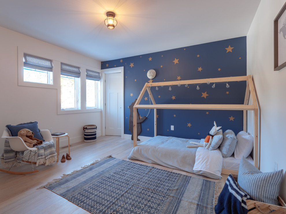 Exemple d'une grande chambre d'enfant de 4 à 10 ans tendance avec un mur blanc, parquet clair et un sol beige.