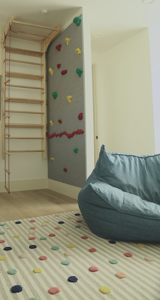 Idee per una cameretta per bambini da 4 a 10 anni minimalista di medie dimensioni con pareti bianche, pavimento in legno massello medio e pavimento marrone