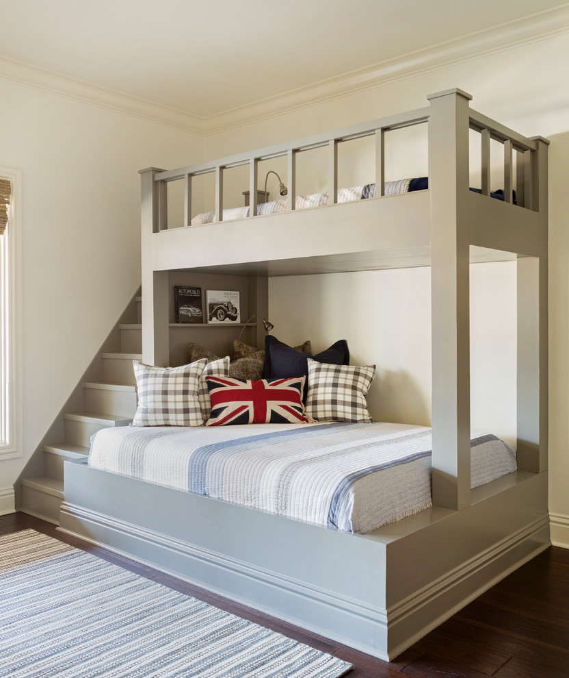 Exempel på ett klassiskt könsneutralt barnrum kombinerat med sovrum, med vita väggar, mellanmörkt trägolv och brunt golv