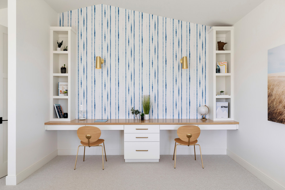 Источник вдохновения для домашнего уюта: детская в стиле кантри с синими стенами, обоями на стенах, ковровым покрытием и серым полом