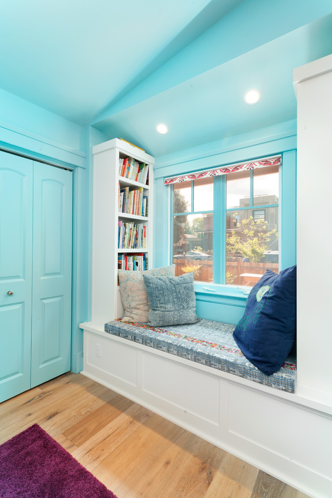 Mittelgroßes Eklektisches Kinderzimmer mit Schlafplatz, bunten Wänden, hellem Holzboden und beigem Boden in San Francisco