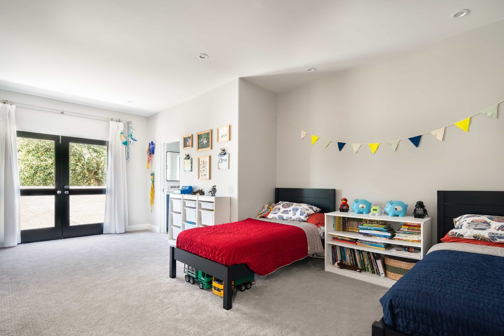 Imagen de dormitorio infantil de 1 a 3 años minimalista grande con paredes blancas, moqueta y suelo gris
