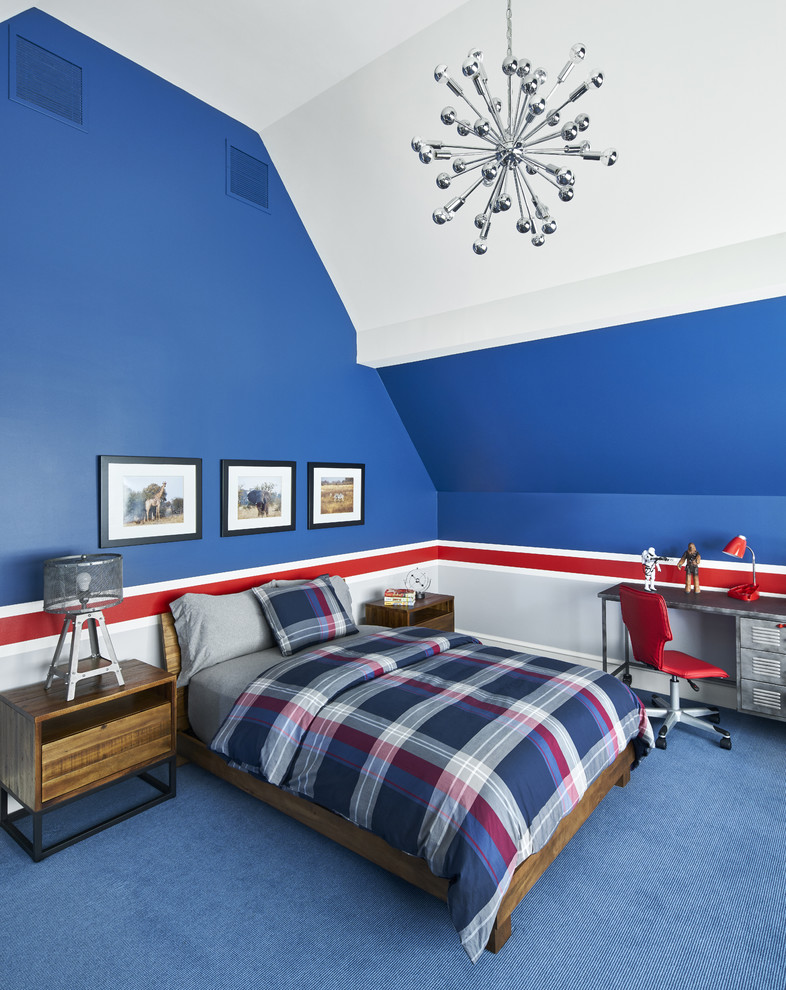 На фото: детская среднего размера в стиле неоклассика (современная классика) с разноцветными стенами, ковровым покрытием, синим полом и спальным местом для ребенка от 4 до 10 лет, мальчика с