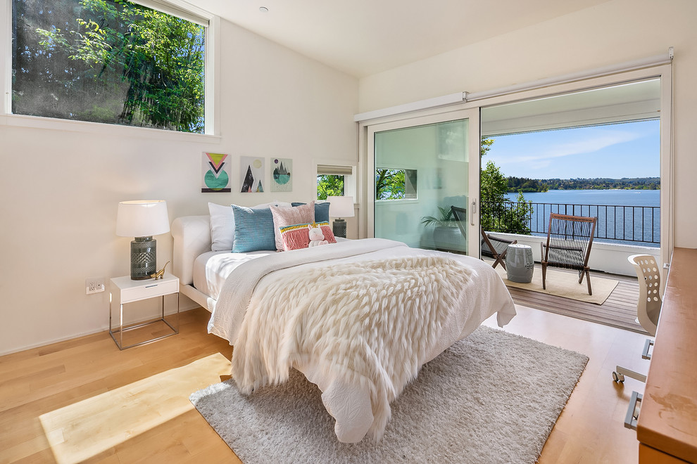 Großes Modernes Mädchenzimmer mit Schlafplatz, weißer Wandfarbe, braunem Holzboden und braunem Boden in Seattle