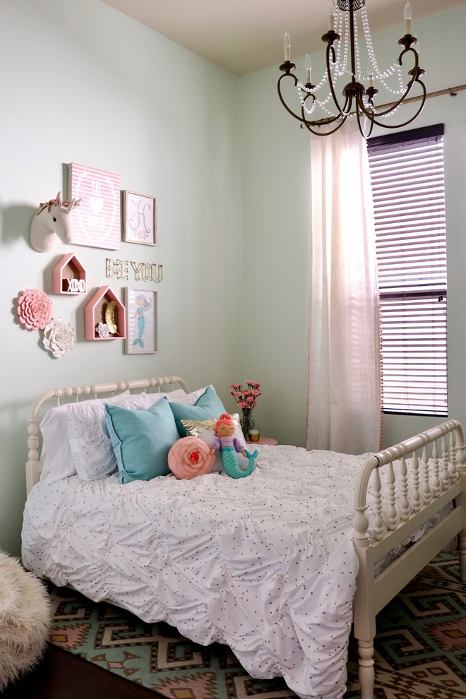 Cette image montre une chambre d'enfant traditionnelle de taille moyenne avec un mur vert, parquet foncé et un sol marron.
