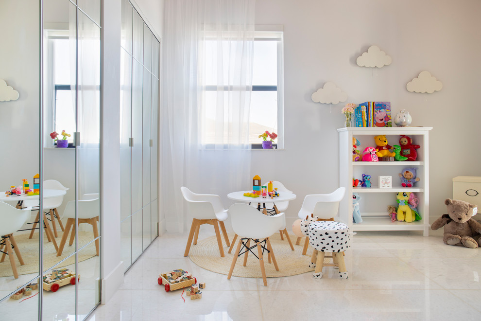 Cette image montre une grande chambre d'enfant de 1 à 3 ans minimaliste avec un mur gris, un sol en marbre et un sol blanc.