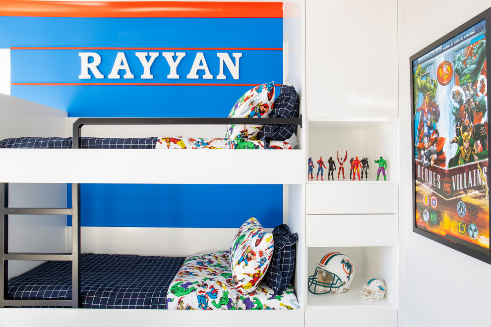 Modelo de dormitorio infantil de 4 a 10 años moderno grande con paredes azules, suelo de mármol y suelo blanco