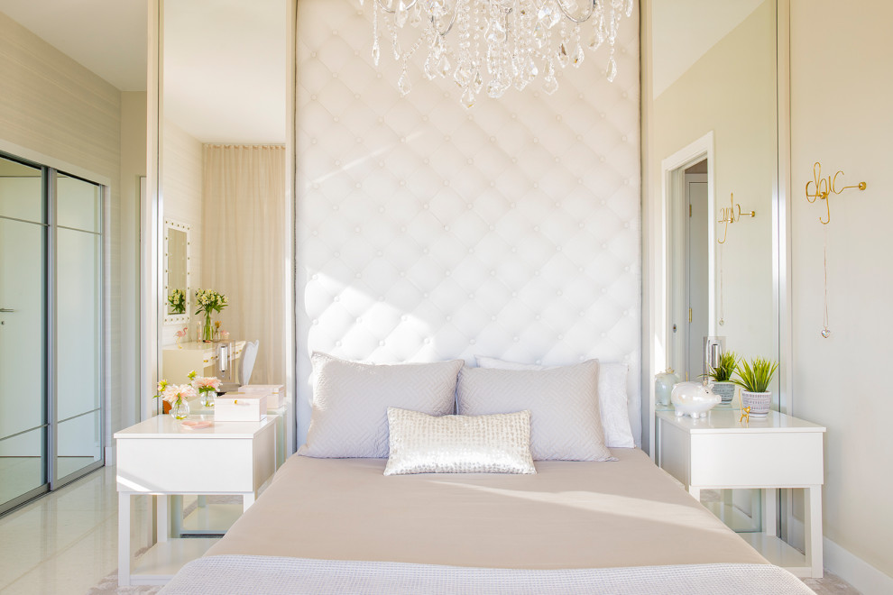 Inspiration pour une grande chambre d'enfant minimaliste avec un mur gris, un sol en marbre et un sol blanc.