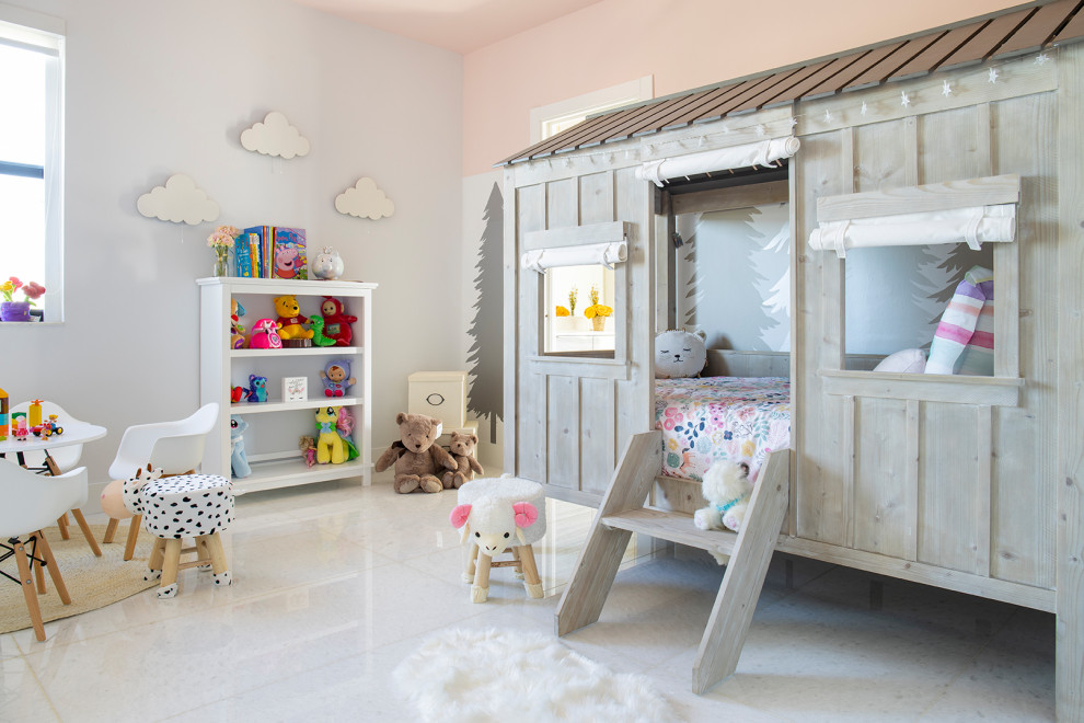 Esempio di una grande cameretta per bambini da 1 a 3 anni contemporanea con pareti grigie, pavimento in marmo e pavimento bianco