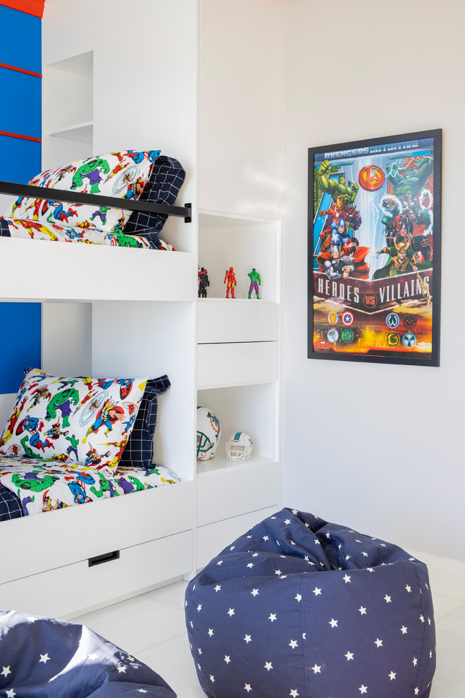 Modelo de dormitorio infantil de 4 a 10 años minimalista grande con paredes azules, suelo de mármol y suelo blanco