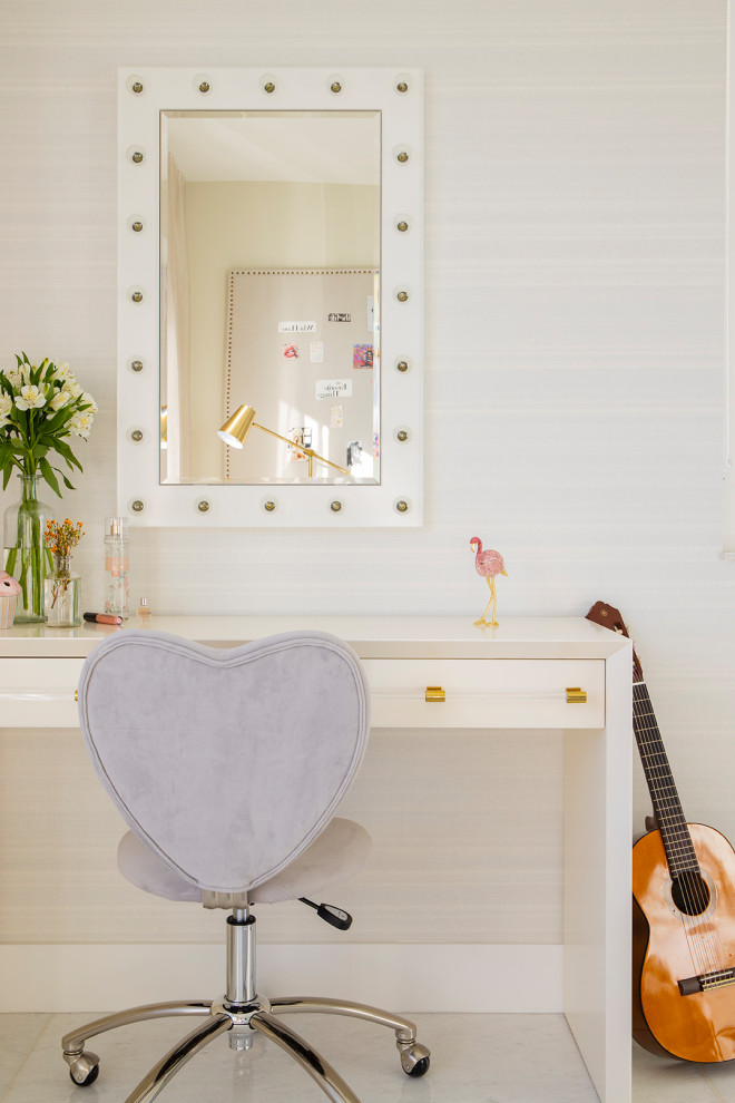 Idée de décoration pour une grande chambre d'enfant minimaliste avec un mur gris, un sol en marbre et un sol blanc.