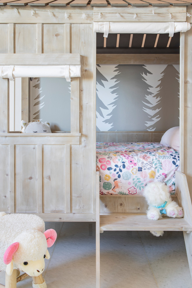 Esempio di una grande cameretta per bambini da 1 a 3 anni minimalista con pareti grigie, pavimento in marmo e pavimento bianco