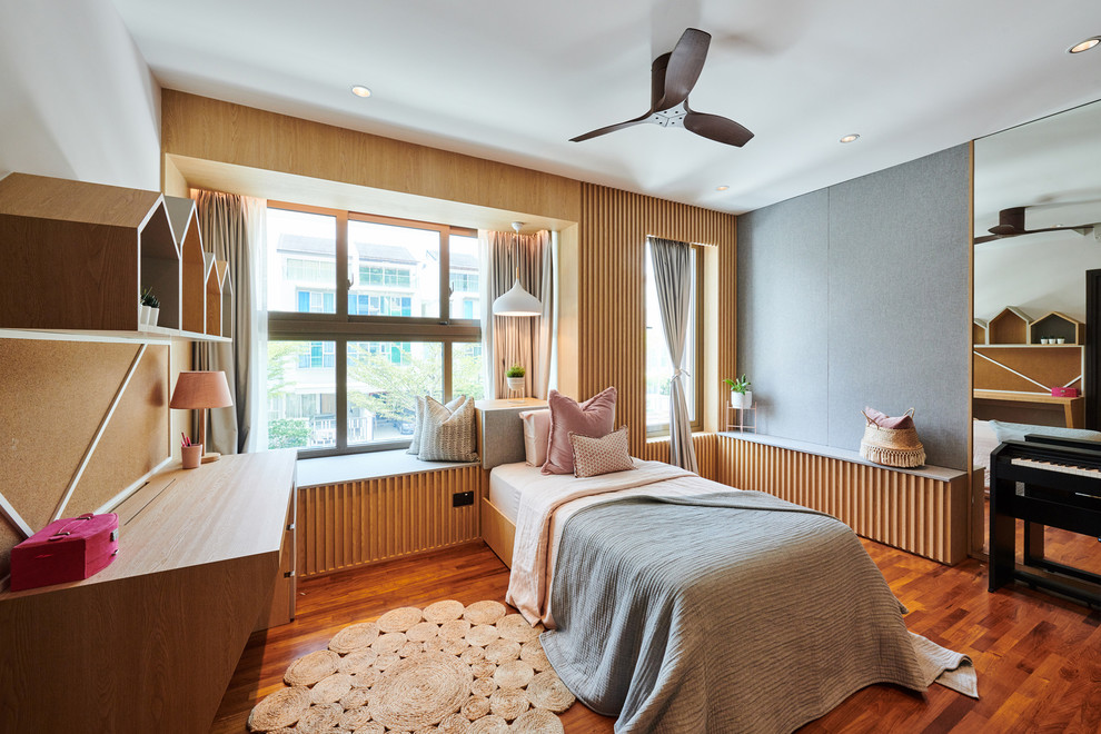 Ispirazione per una cameretta da letto contemporanea con pareti grigie, pavimento in legno massello medio e pavimento marrone