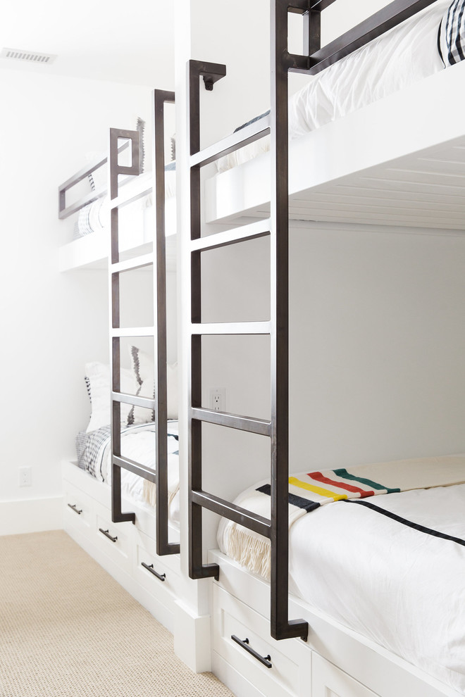 Пример оригинального дизайна: нейтральная детская в стиле неоклассика (современная классика) с спальным местом и белыми стенами