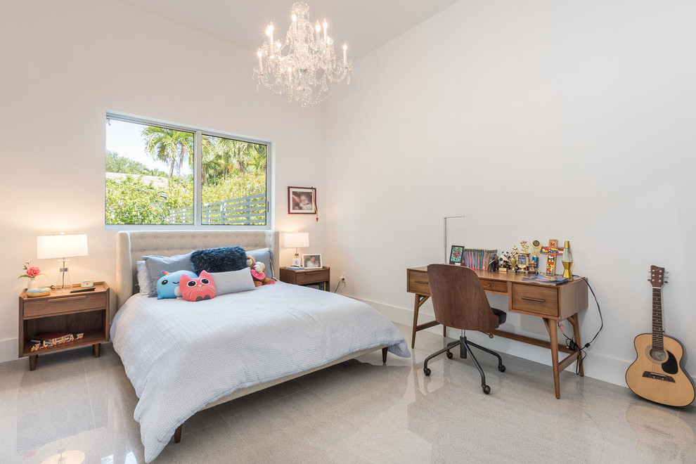 Großes, Neutrales Klassisches Kinderzimmer mit Schlafplatz, weißer Wandfarbe, Betonboden und grauem Boden in Miami