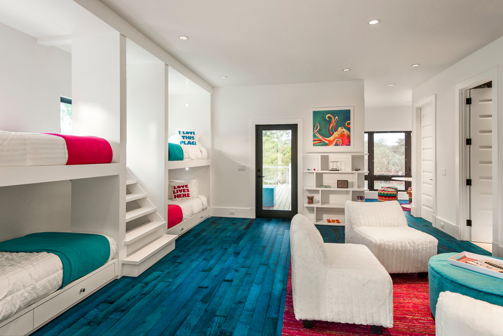 Immagine di una grande cameretta per bambini contemporanea con pareti bianche, pavimento in legno verniciato e pavimento blu