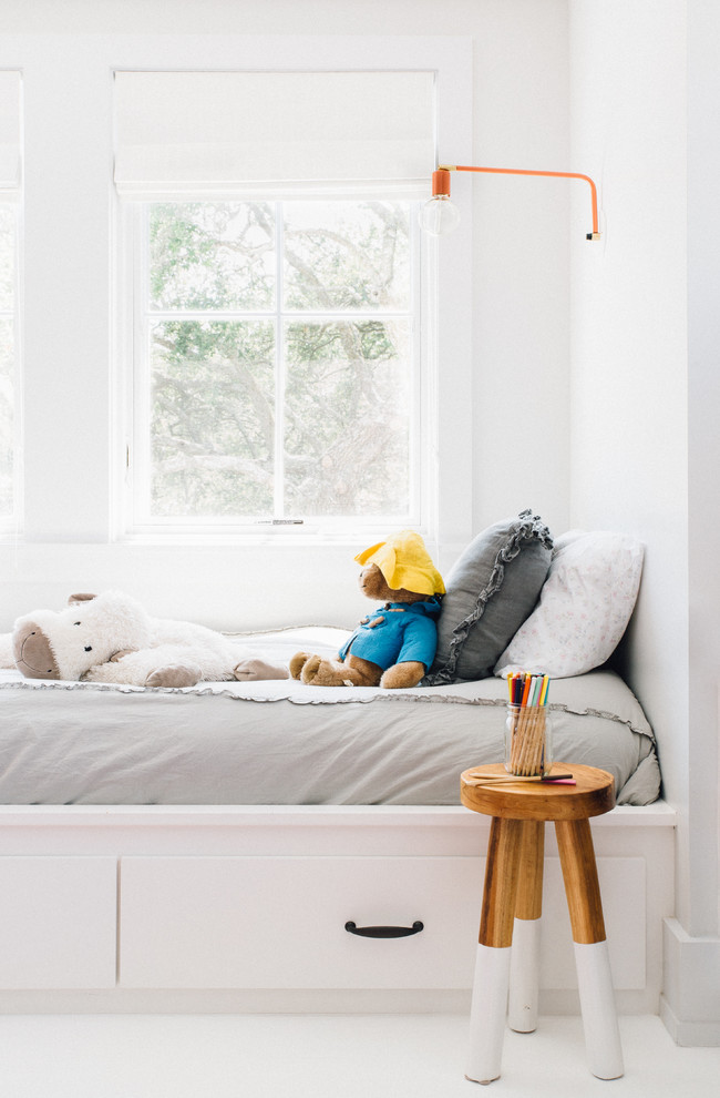 Источник вдохновения для домашнего уюта: нейтральная детская в морском стиле с спальным местом и белыми стенами для ребенка от 4 до 10 лет