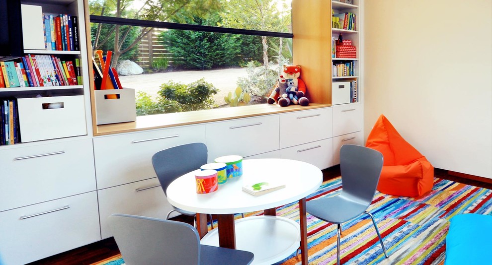 Kleines, Neutrales Modernes Kinderzimmer mit Spielecke, beiger Wandfarbe und braunem Holzboden in Austin