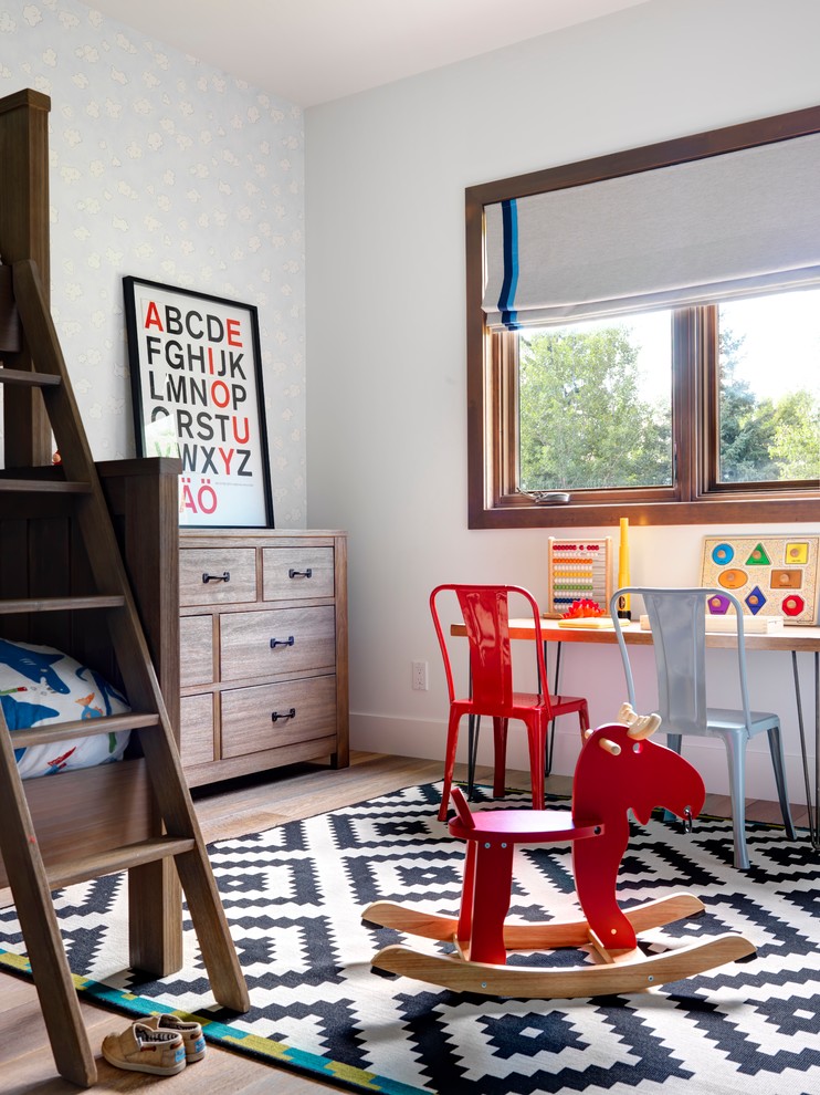 Свежая идея для дизайна: нейтральная детская в стиле кантри с спальным местом, паркетным полом среднего тона и разноцветными стенами для ребенка от 4 до 10 лет - отличное фото интерьера