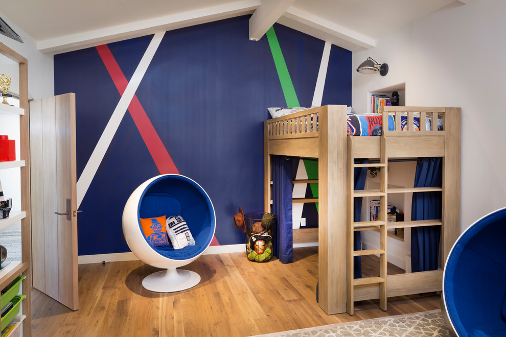 Foto på ett retro pojkrum kombinerat med sovrum och för 4-10-åringar, med flerfärgade väggar och mellanmörkt trägolv