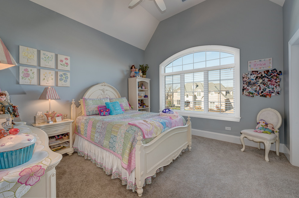 Klassisk inredning av ett mellanstort flickrum kombinerat med sovrum och för 4-10-åringar, med grå väggar, heltäckningsmatta och grått golv