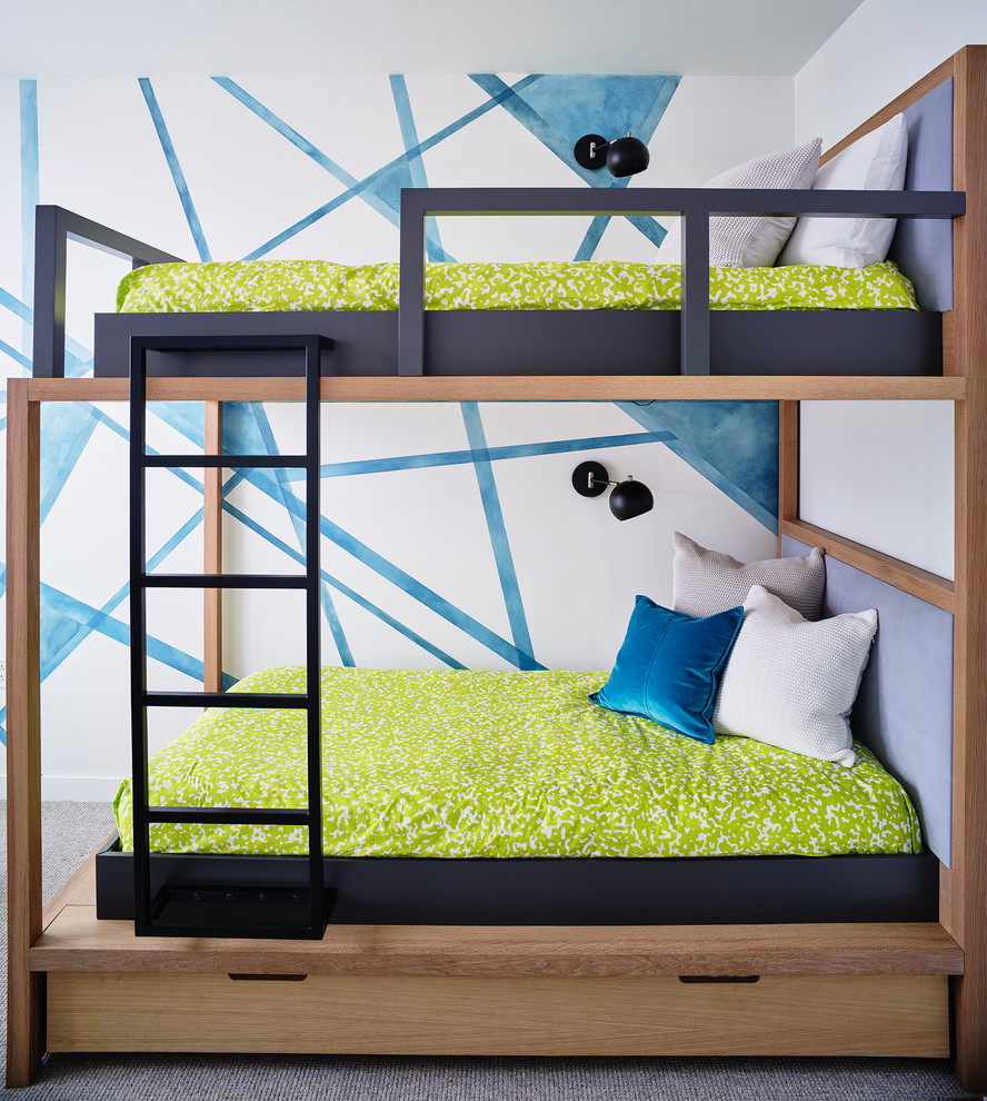 Idéer för funkis barnrum kombinerat med sovrum, med vita väggar, heltäckningsmatta och grått golv