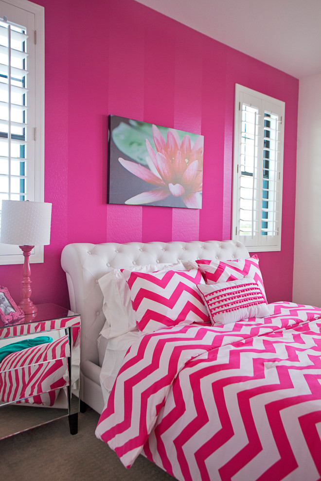 Immagine di una cameretta per bambini da 4 a 10 anni moderna di medie dimensioni con pareti rosa e moquette