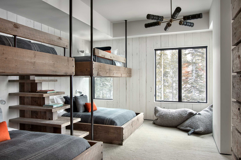 Idéer för ett rustikt pojkrum kombinerat med sovrum, med vita väggar, heltäckningsmatta och beiget golv