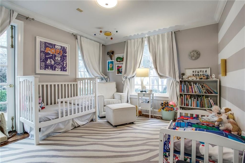Immagine di una cameretta per bambini da 1 a 3 anni tradizionale di medie dimensioni con pareti beige, moquette e pavimento beige