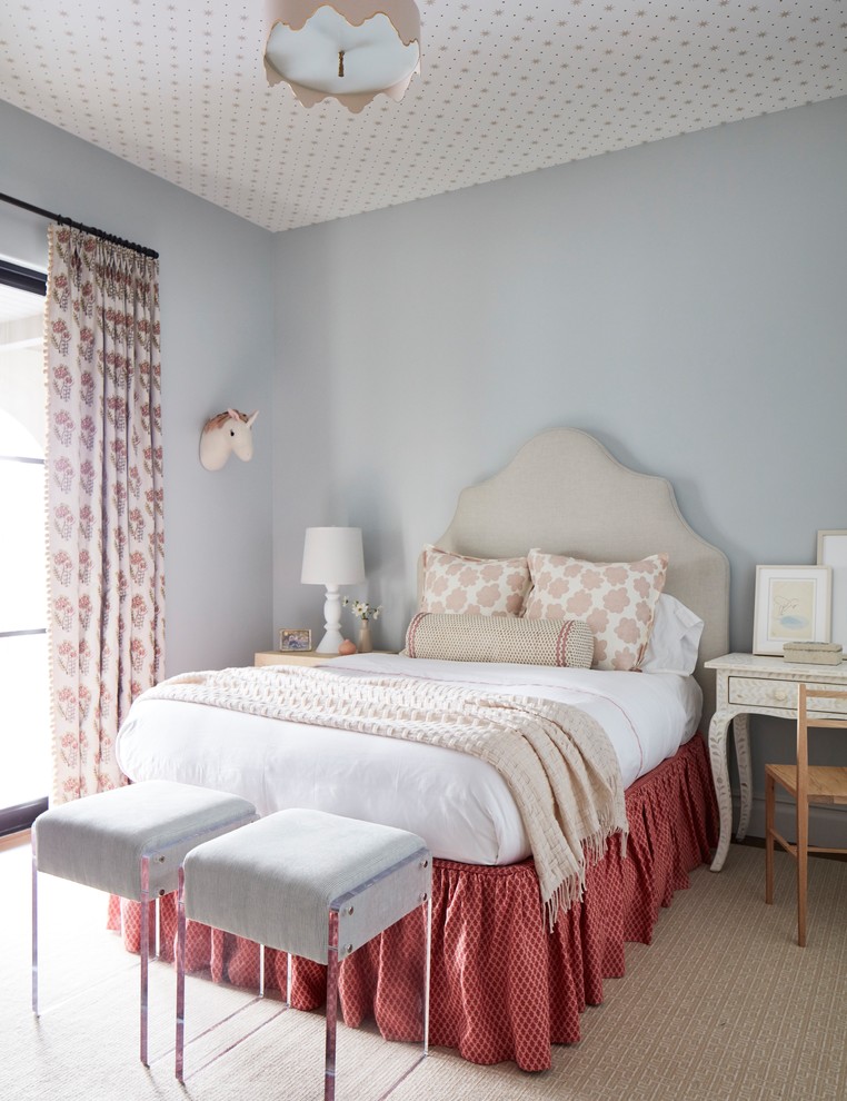 Klassisches Mädchenzimmer mit Schlafplatz, grauer Wandfarbe, Teppichboden und beigem Boden in San Francisco