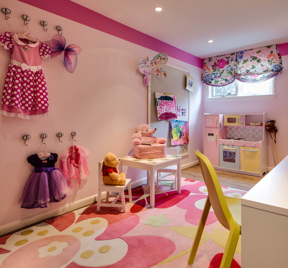 Diseño de dormitorio infantil de 1 a 3 años bohemio de tamaño medio con paredes rosas, suelo de madera clara y suelo rosa