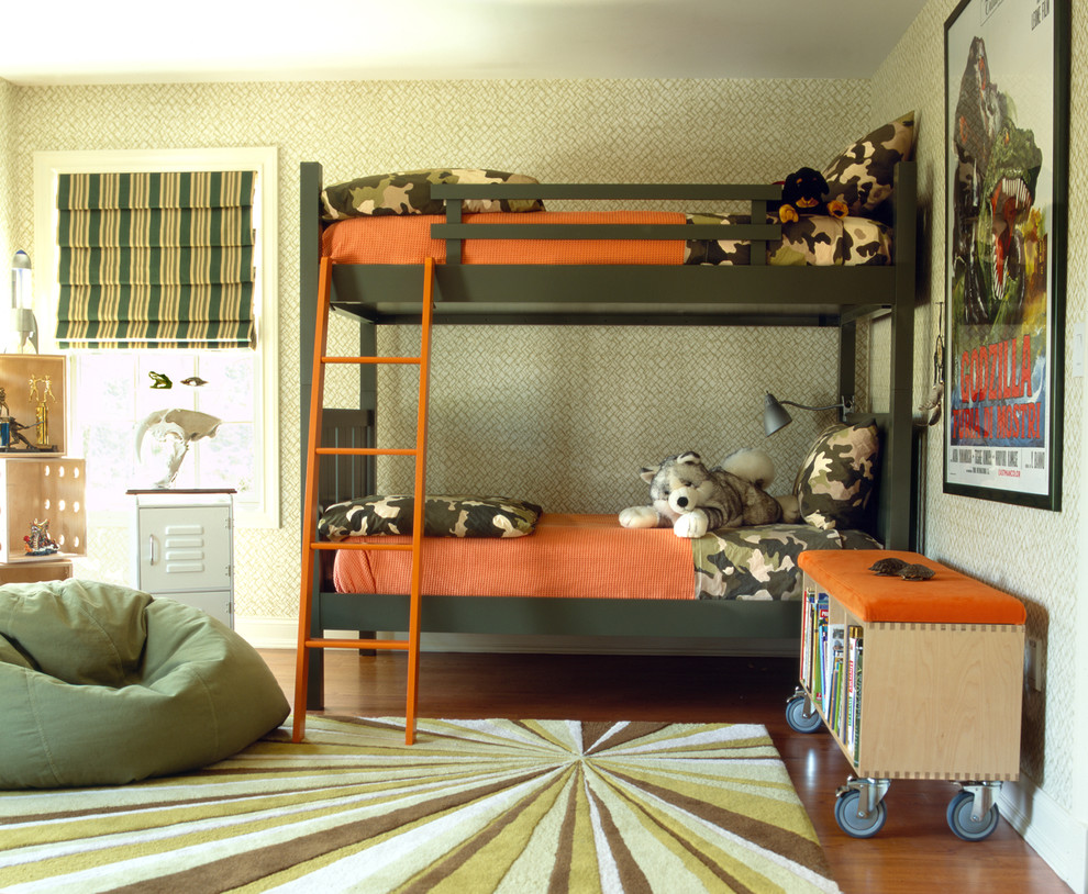 Idées déco pour une chambre d'enfant de 4 à 10 ans éclectique avec un sol en bois brun et un lit superposé.