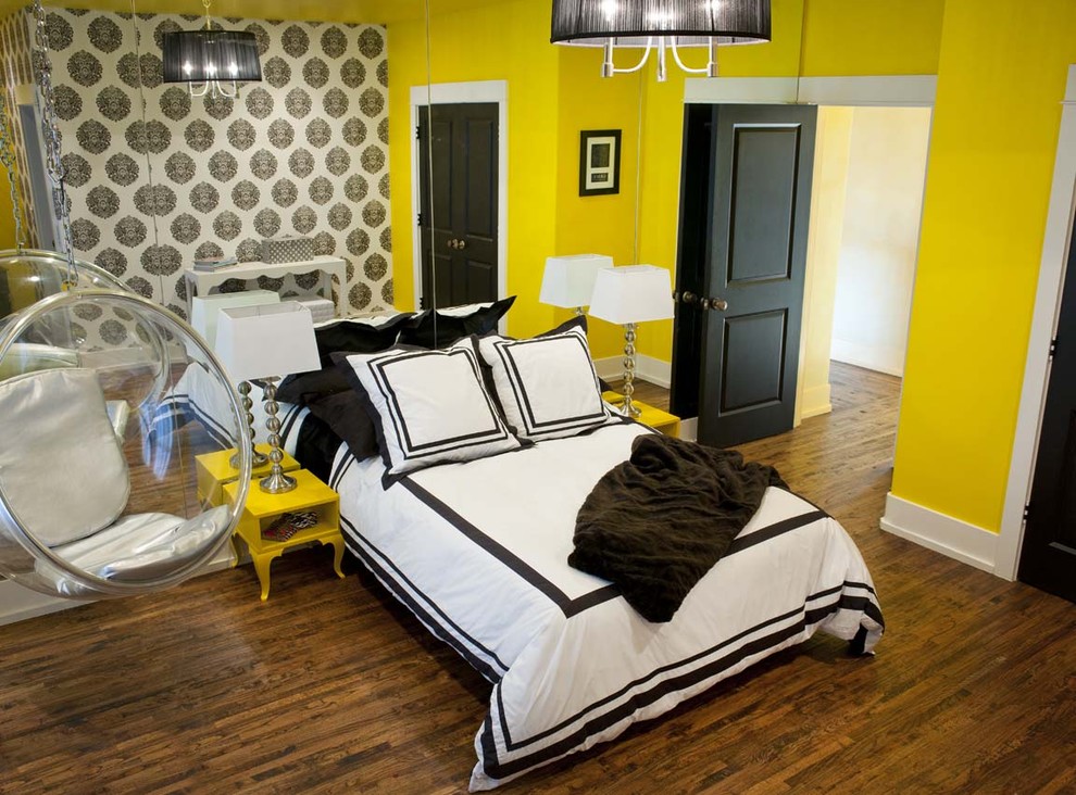 Eklektisk inredning av ett barnrum kombinerat med sovrum, med gula väggar och mellanmörkt trägolv