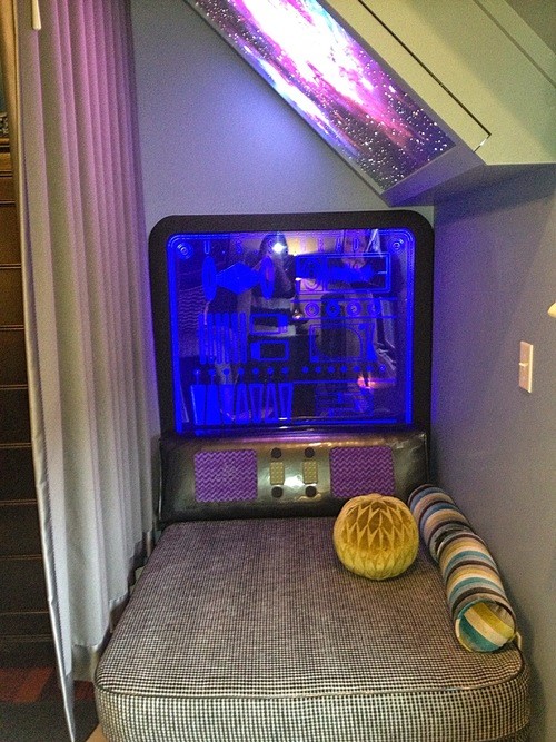 Exempel på ett mellanstort klassiskt pojkrum kombinerat med sovrum och för 4-10-åringar, med blå väggar