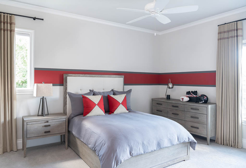 Exempel på ett klassiskt pojkrum kombinerat med sovrum, med flerfärgade väggar och heltäckningsmatta