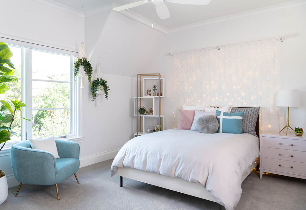 Exempel på ett klassiskt flickrum kombinerat med sovrum, med vita väggar och heltäckningsmatta