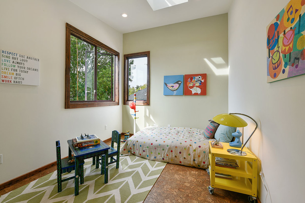 На фото: нейтральная детская среднего размера в стиле фьюжн с спальным местом, пробковым полом и разноцветными стенами для ребенка от 4 до 10 лет с