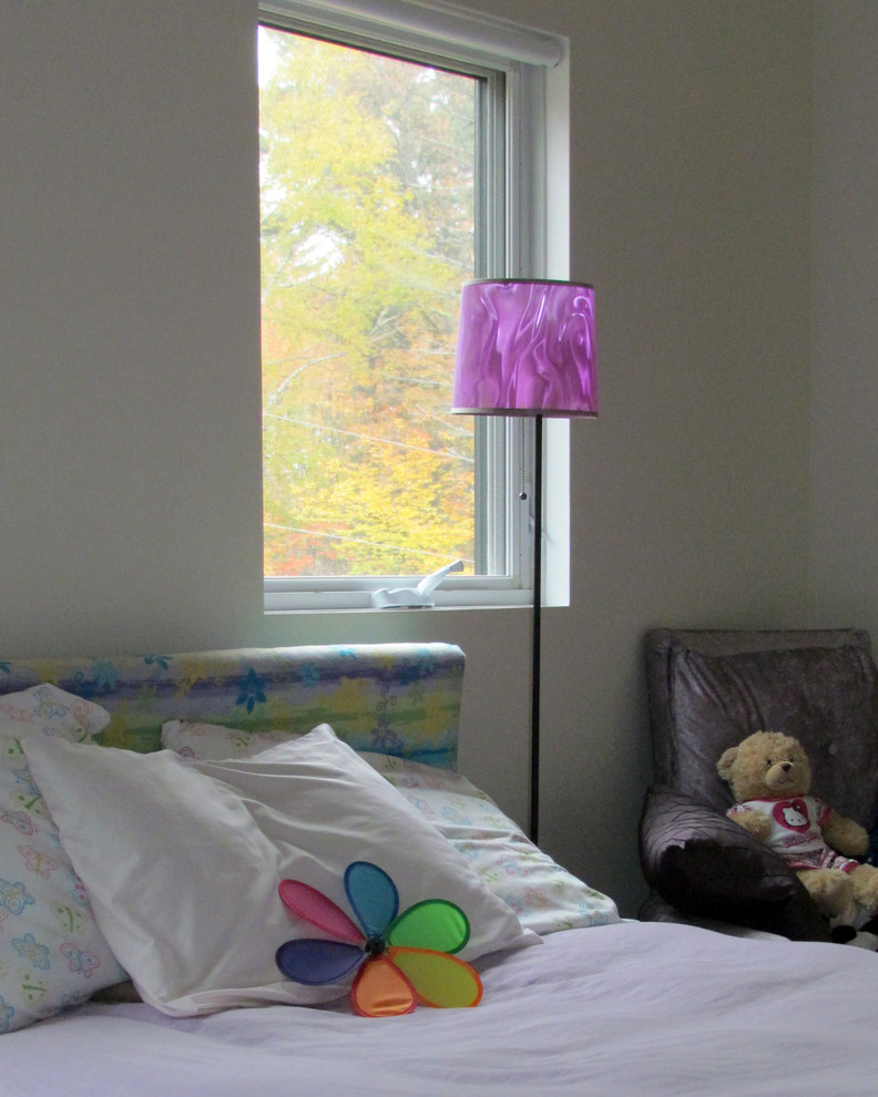 Foto di una cameretta per bambini country di medie dimensioni con pareti bianche e parquet chiaro