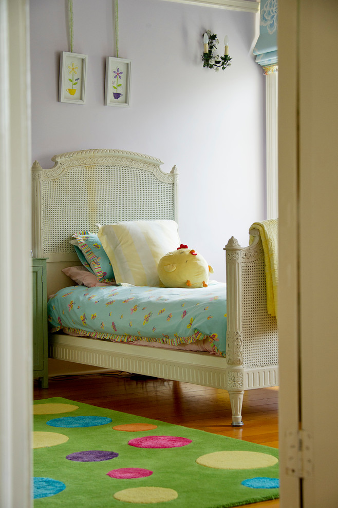 Bild på ett mellanstort vintage flickrum kombinerat med sovrum och för 4-10-åringar, med lila väggar, mellanmörkt trägolv och brunt golv