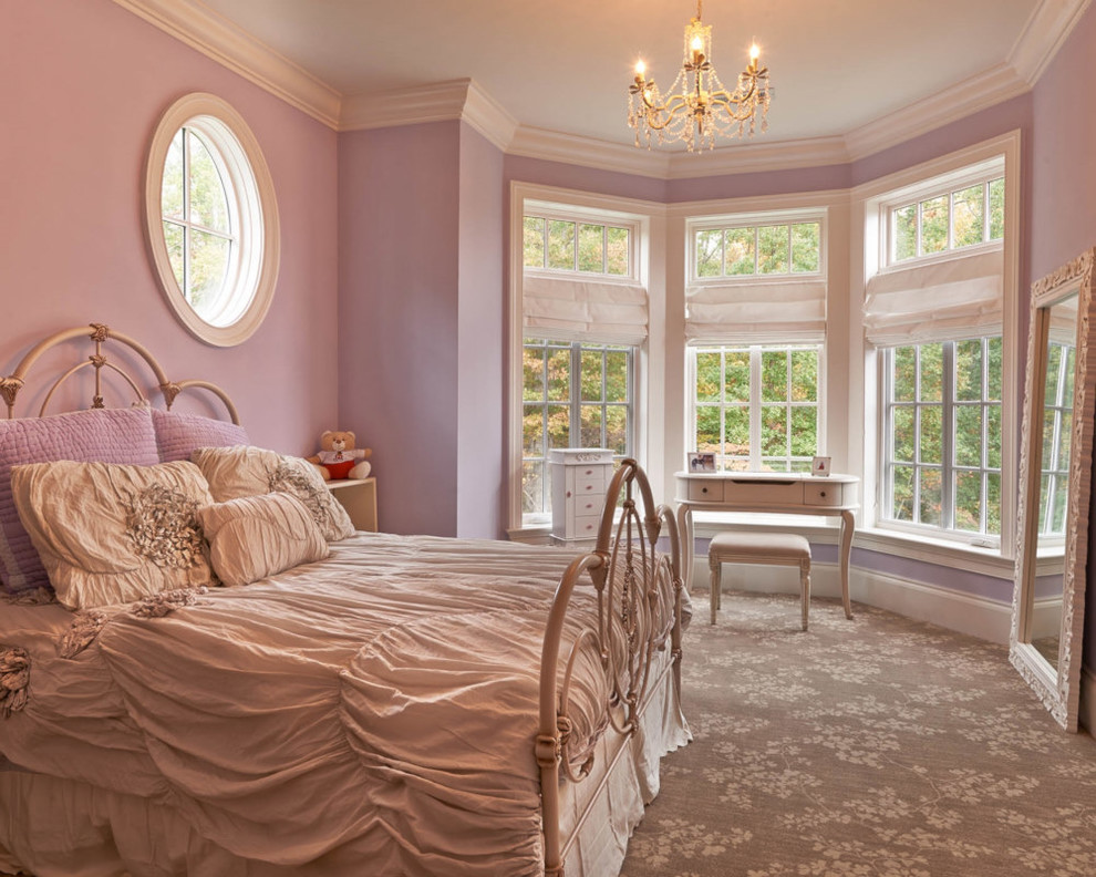 Foto de dormitorio infantil tradicional con paredes púrpuras y moqueta